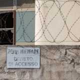 ...sia dall'immancabile recinzione, con tanto di cartello di divieto d'accesso